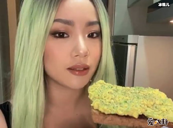 高龄女爱豆王菊资料起底 一头绿发颇为显眼！