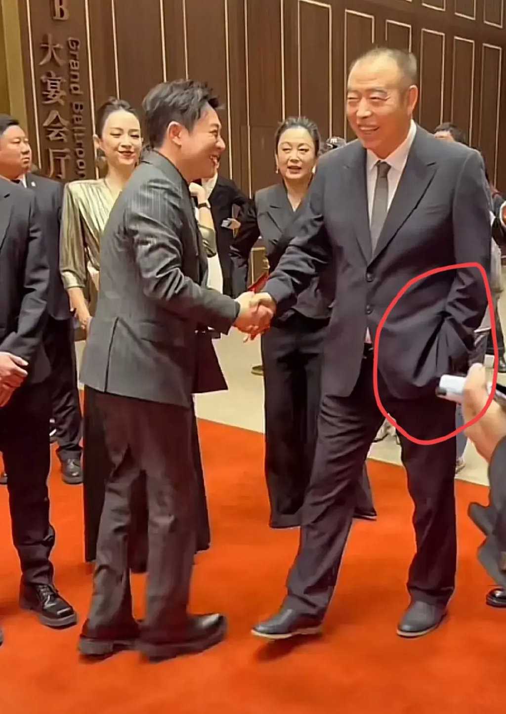 陈凯歌单手插兜和张颂文握手被骂 想问一下你们看视频了吗？