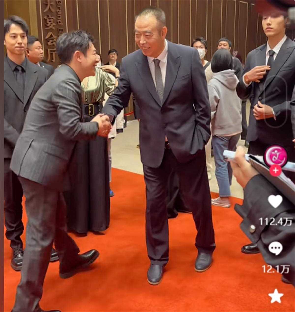 陈凯歌单手插兜和张颂文握手被骂 想问一下你们看视频了吗？