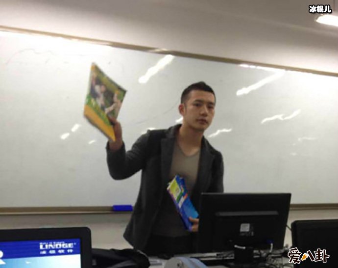 素人甘麟翰走红 四川外语学院的老师凭借帅气外貌火爆网络！