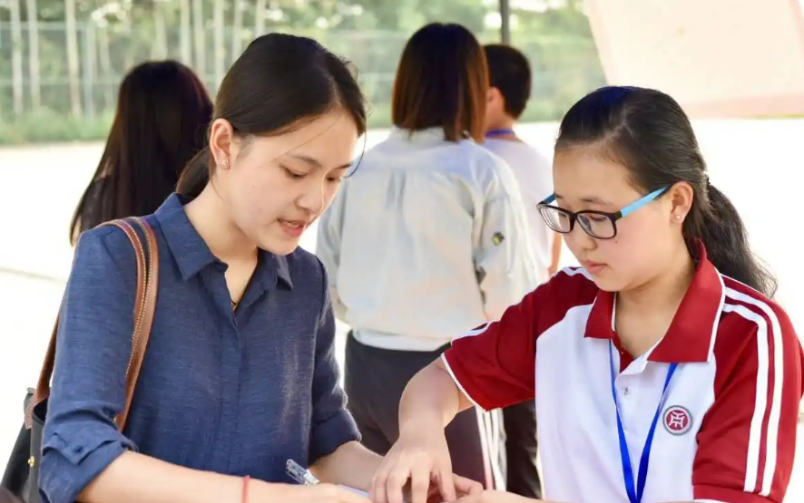 大学辅导员工资一般有多少钱一个月（大学老师工资一般多少钱一个月）(图4)