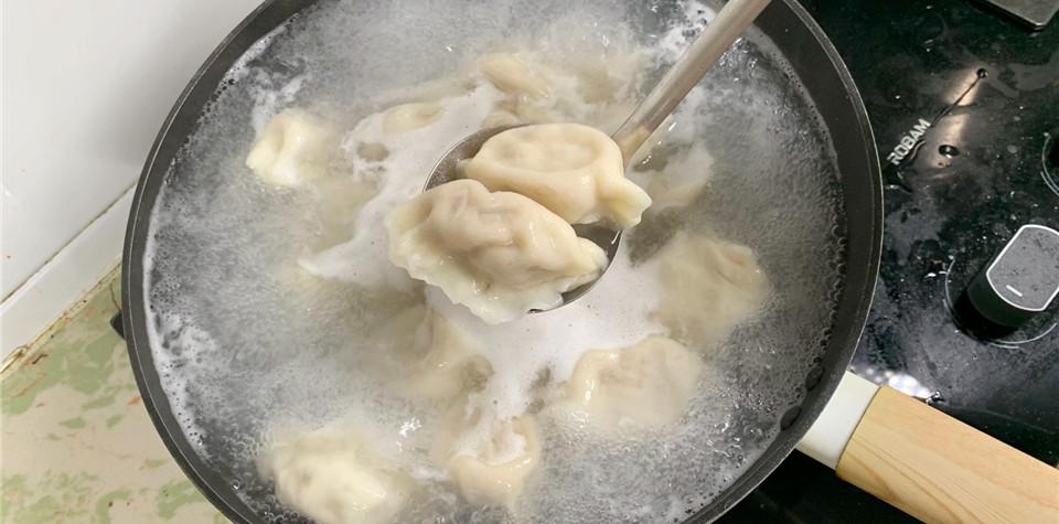 冰冻水饺怎么煮不粘锅不烂（速冻水饺的正确煮法）(图6)