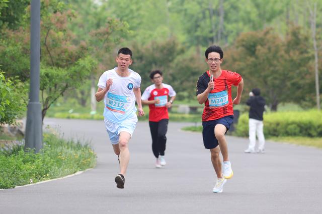 奔跑中欢度青年节 首都高职院校五四长跑活动举行