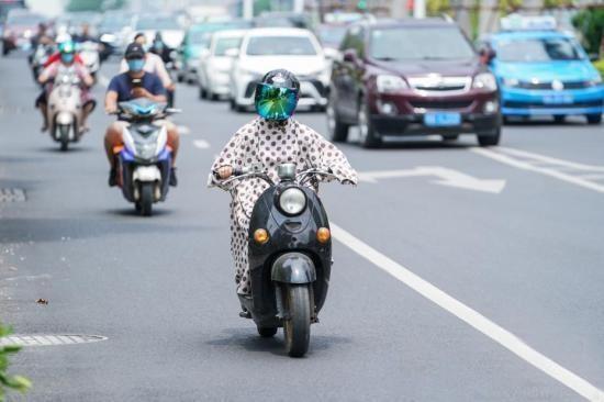 电动车拧油门没反应,过一会又能跑（电动车拧油门一顿一顿不走）(图1)