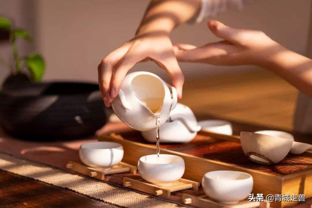 别人倒茶时怎样敲手指视频（别人倒茶时怎样敲手指）(图1)