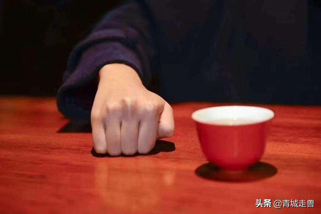 别人倒茶时怎样敲手指视频（别人倒茶时怎样敲手指）(图3)