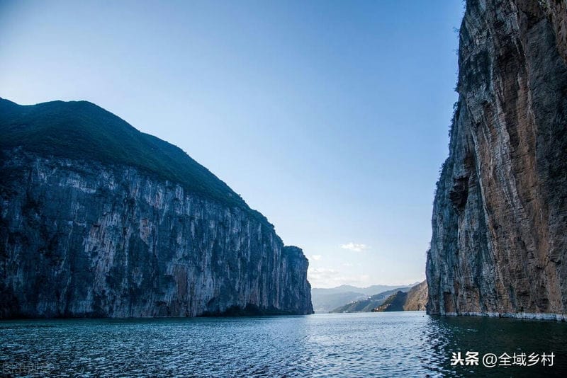 依次为瞿塘峡、巫峡和西陵峡（长江三峡是哪三峡的总称）(图2)