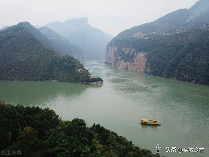 依次为瞿塘峡、巫峡和西陵峡（长江三峡是哪三峡的总称）(图3)