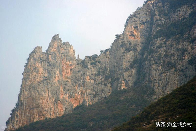 依次为瞿塘峡、巫峡和西陵峡（长江三峡是哪三峡的总称）(图4)