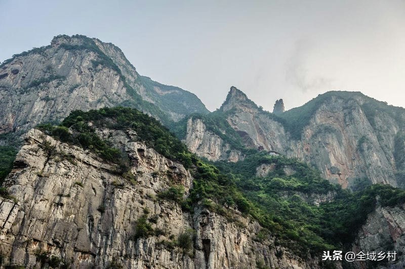 依次为瞿塘峡、巫峡和西陵峡（长江三峡是哪三峡的总称）(图5)