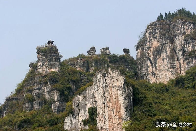 依次为瞿塘峡、巫峡和西陵峡（长江三峡是哪三峡的总称）(图11)