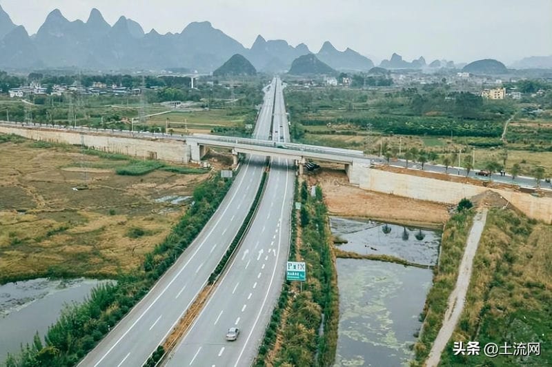 节假日高速免过路费是进去算还是出高速算（高速走到一半了才免费怎么算）(图2)