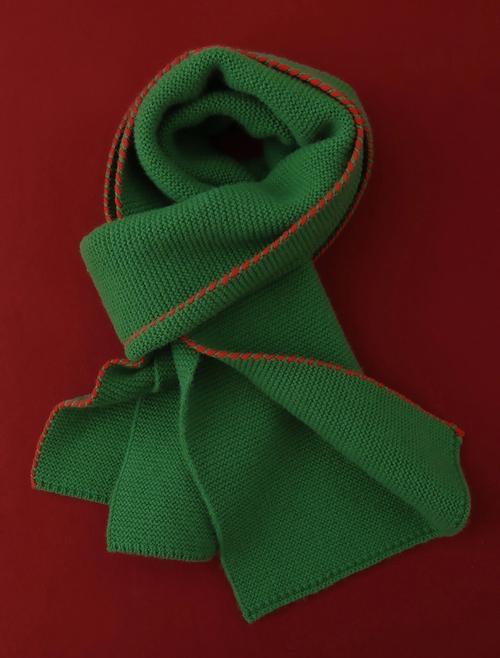 绿色围巾配什么颜色衣服好看 绿色围巾的时尚搭配技巧