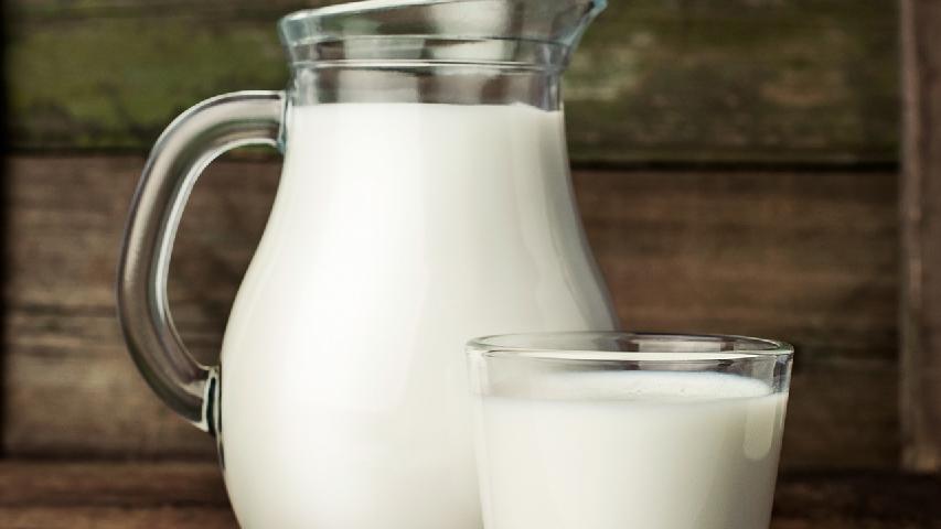 早上喝牛奶好吗 晚上喝牛奶会发胖吗